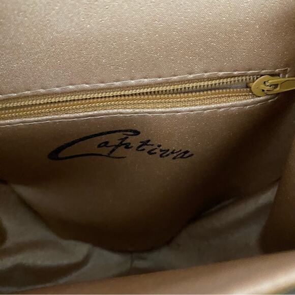 Captiva Vintage Gold Metallic Leather olive green Ouse with detachable strap - Picture 9 of 11